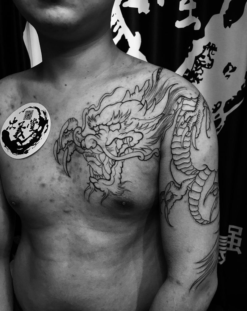 过肩龙线条未完纹身图片_手臂胸部新传统纹身图案