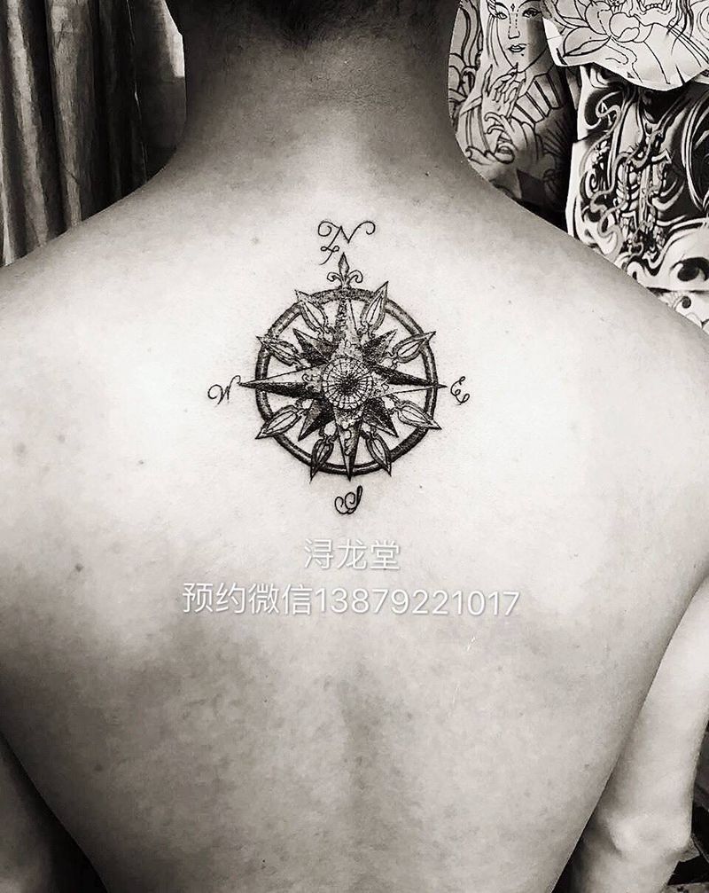 指南针纹身图片_颈部纹身图案