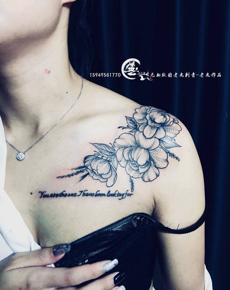 肩头素花纹身图片_肩部胸部纹身图案