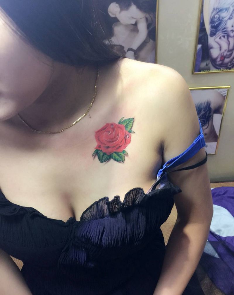 立体玫瑰纹身图片_写实胸部成品纹身图案