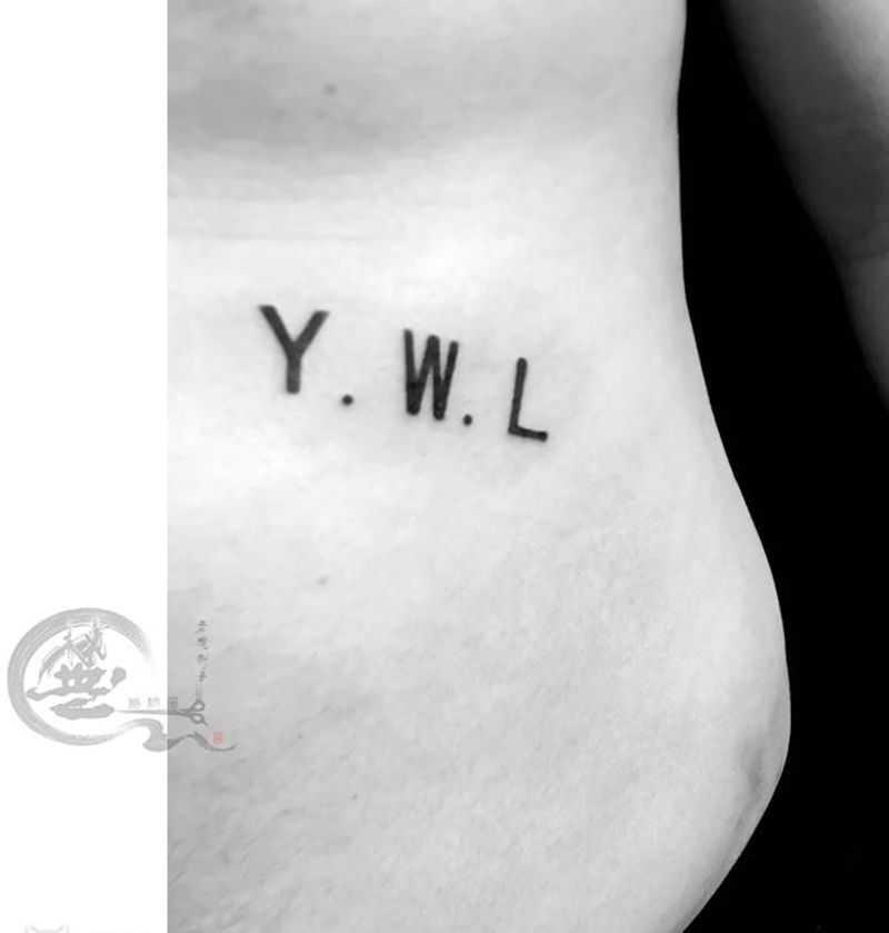 字母纹身图片_腰部纹身图案