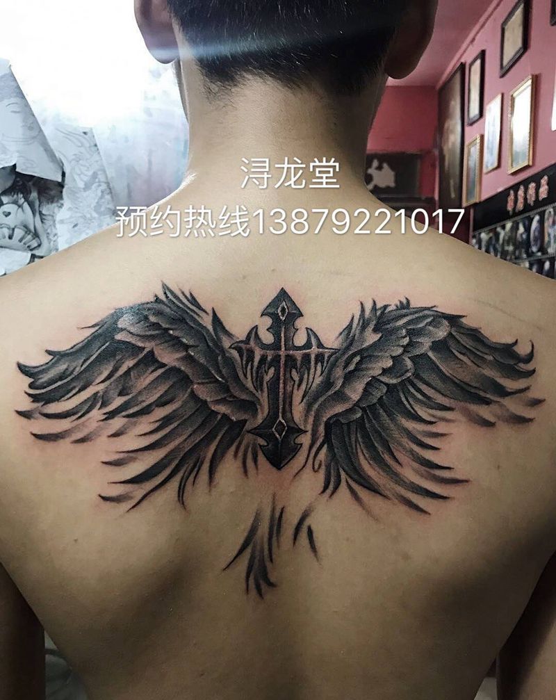 翅膀纹身图片_背部纹身图案