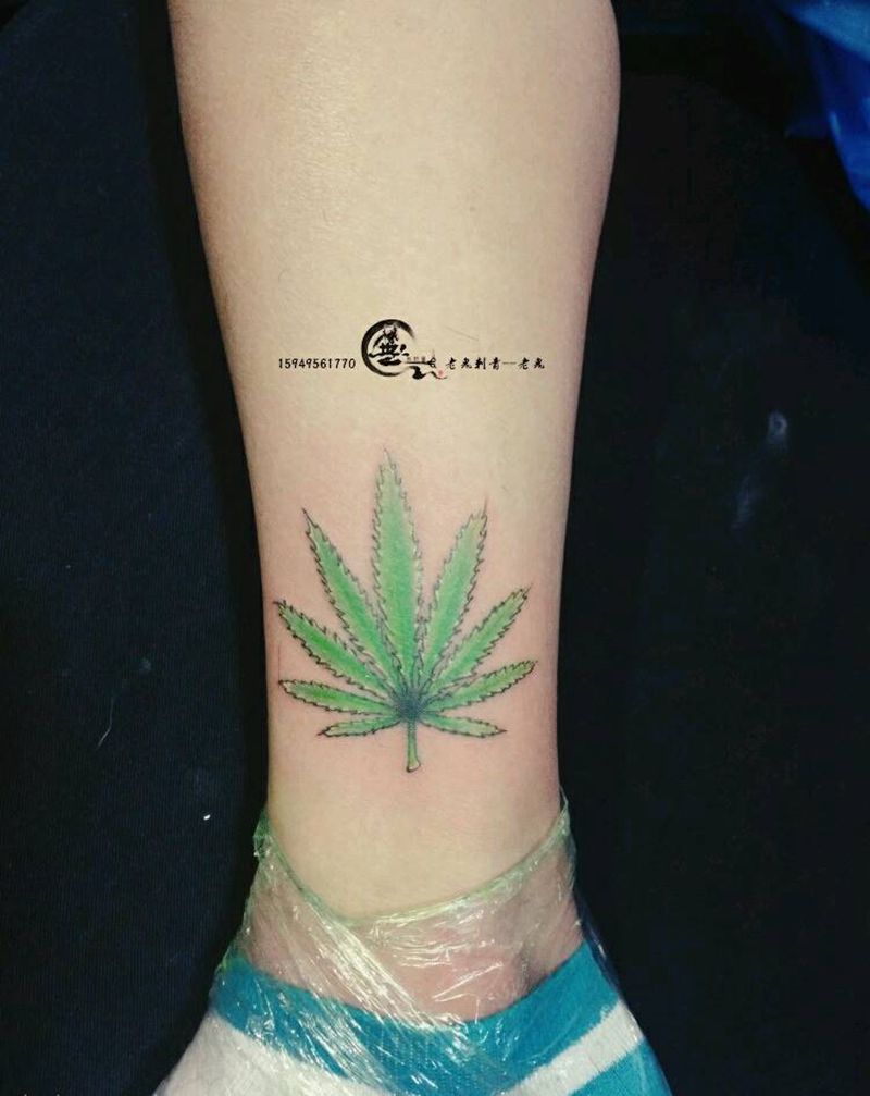 麻叶纹身图片_脚部植物成品纹身图案