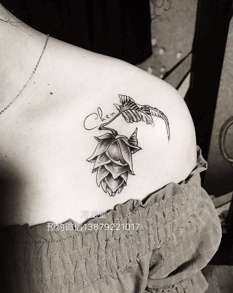 花字母纹身图片_肩部纹身图案