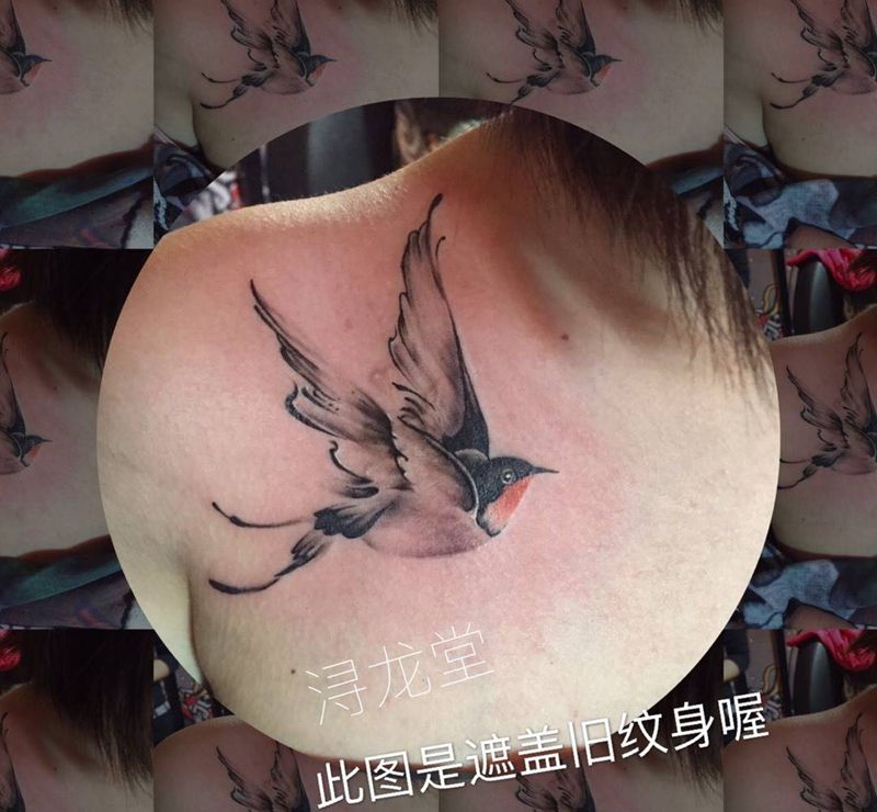 燕子纹身图片_胸部彩色纹身图案