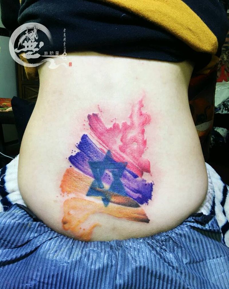 水彩纹身图片_腰部水彩添加纹身图案