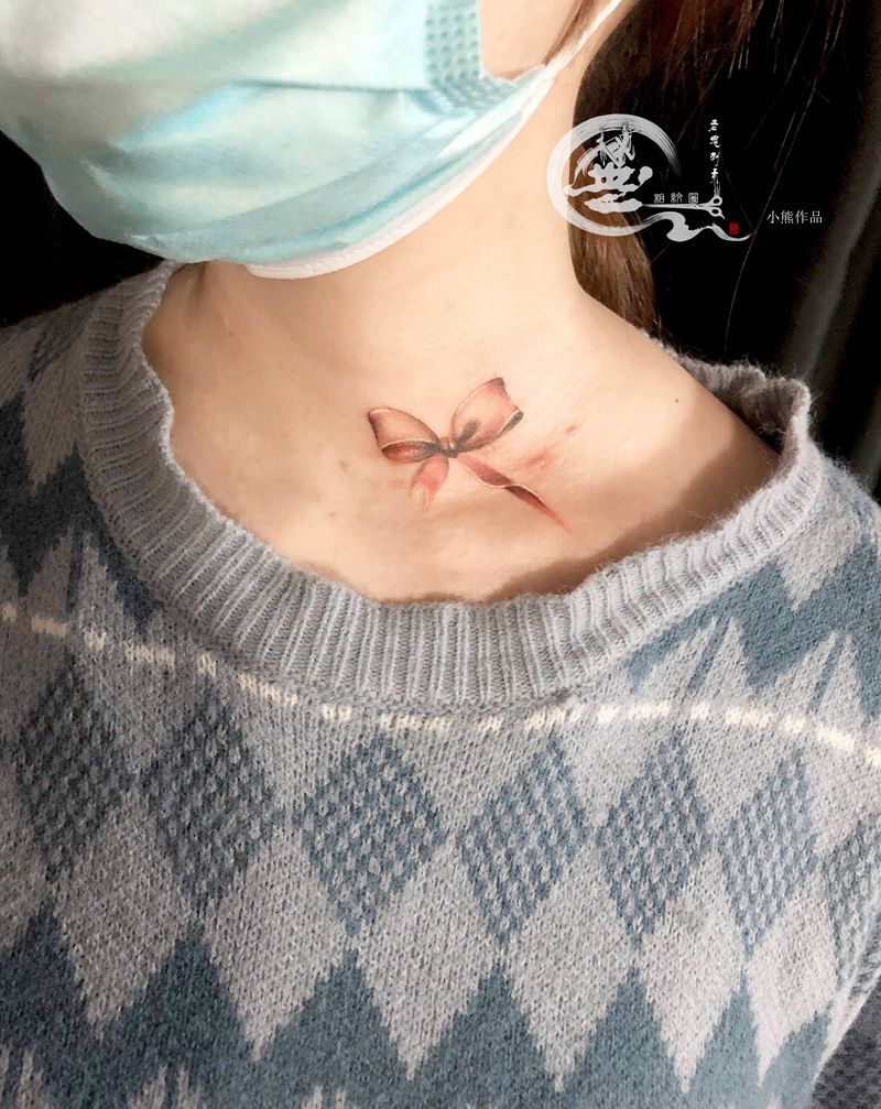 蝴蝶结纹身图片_颈部纹身图案