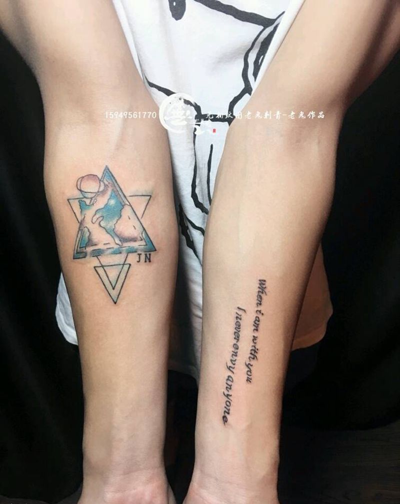 欧美纹身图片_手部几何字母纹身图案