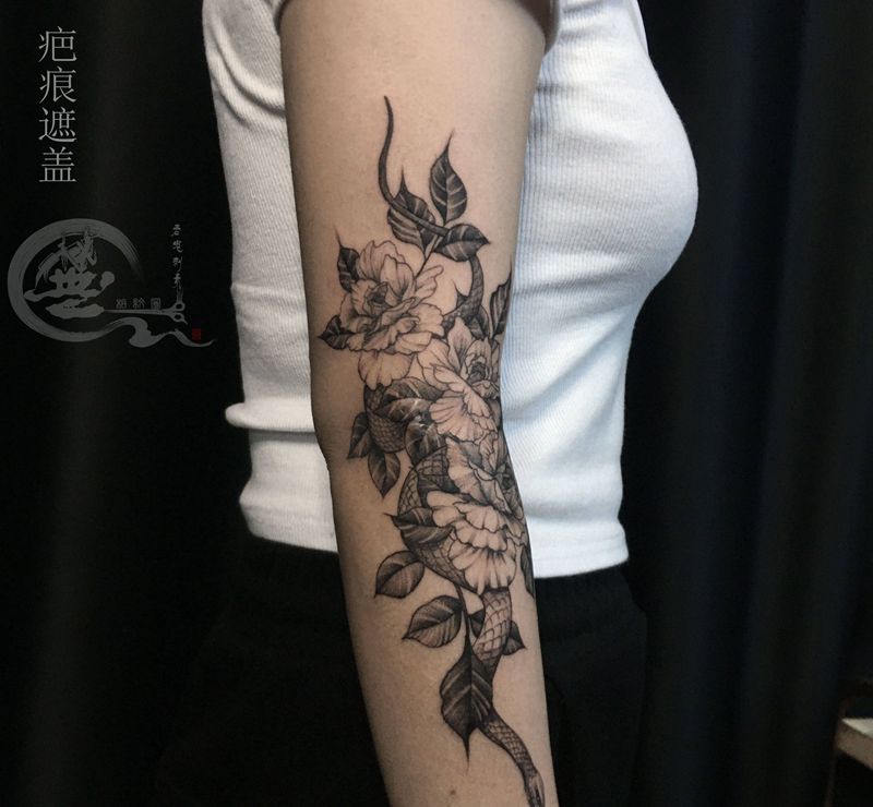 疤痕遮盖纹身图片_手臂素花纹身图案