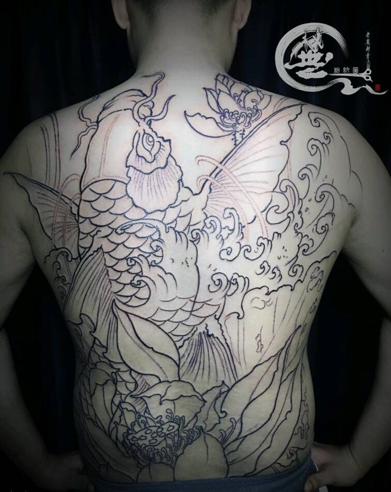满背鲤鱼纹身图片_背部新传统纹身图案