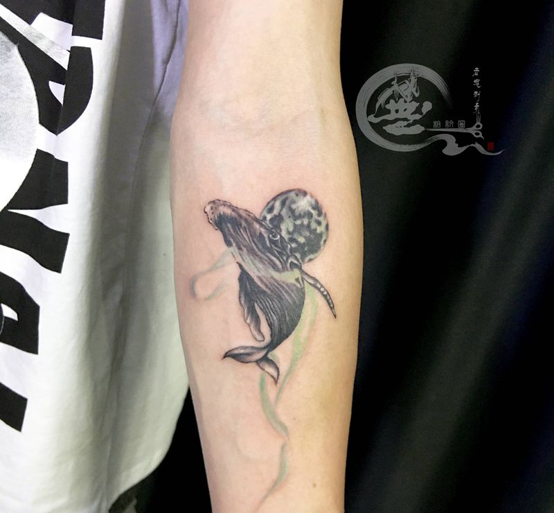 鲸纹身图片_手臂纹身图案
