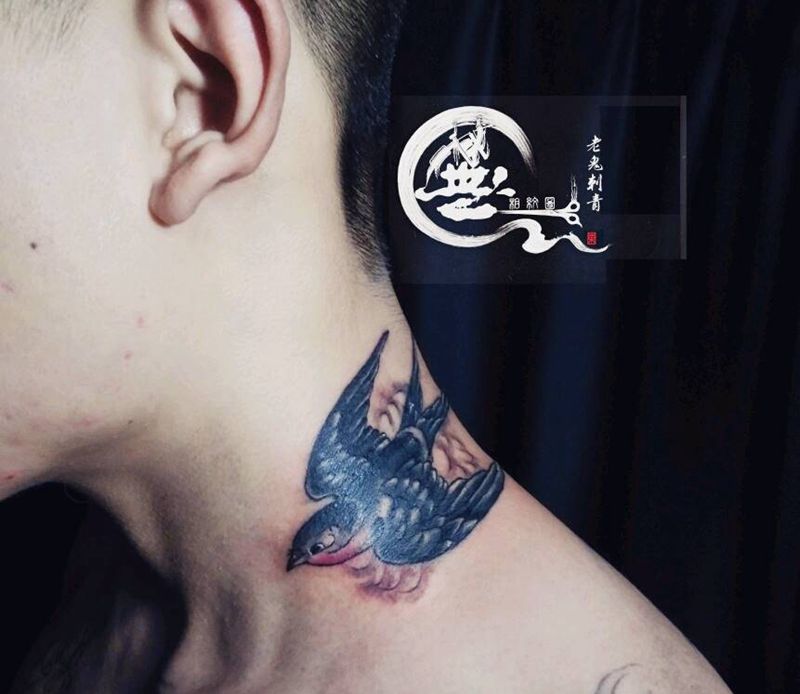 燕子纹身图片_颈部传统成品纹身图案