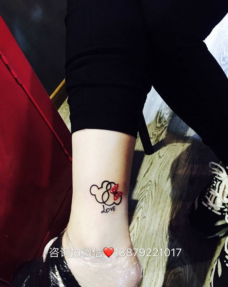米奇米妮纹身图片_清新腿部脚部彩色纹身图案