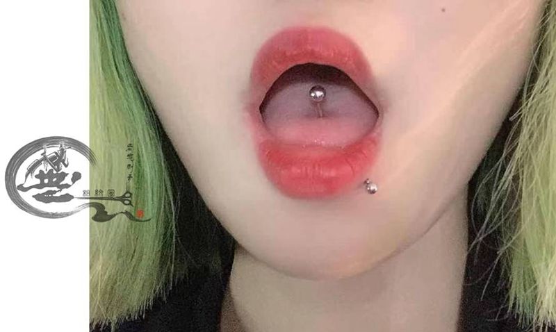 舌钉纹身图片_穿孔纹身图案