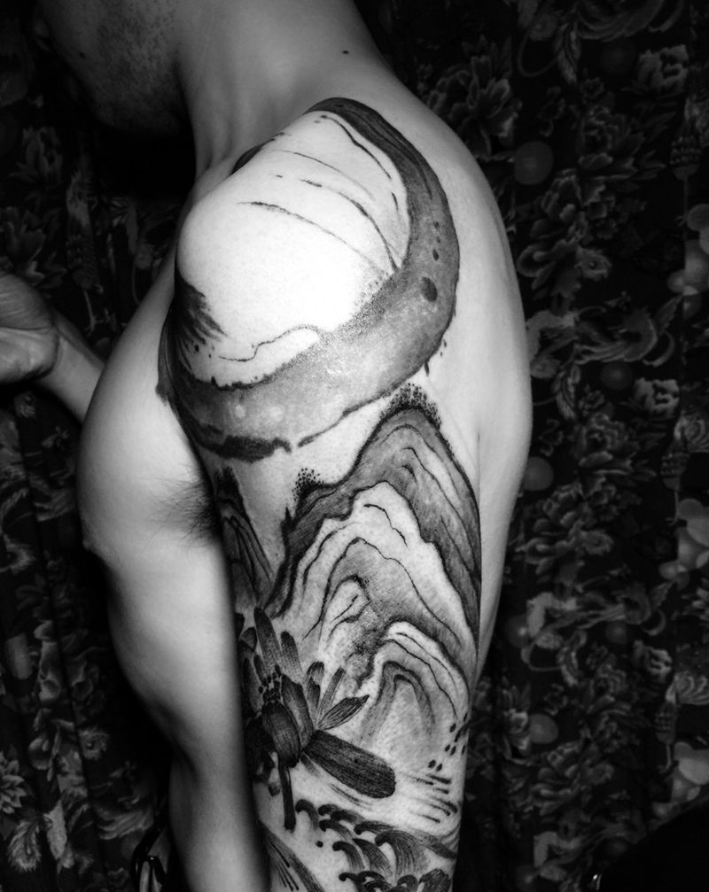 水墨风格包上臂纹身图片