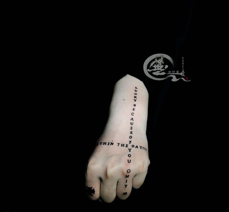 手背字母纹身图片_手部纹身图案