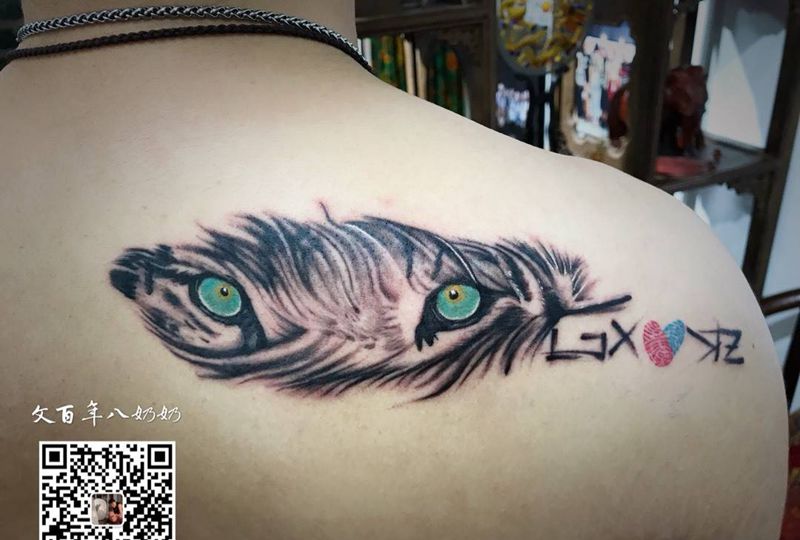 虎眼羽毛纹身图片