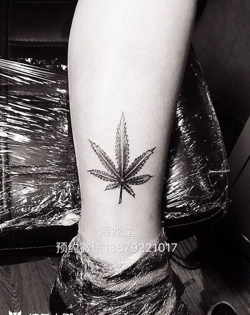 麻叶纹身图片_腿部植物纹身图案