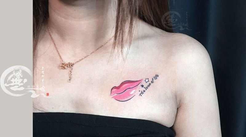 唇因纹身图片_胸部纹身图案