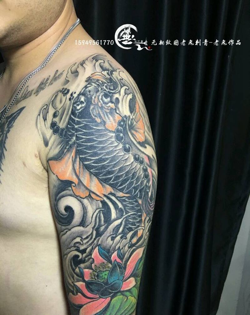 大臂鲤鱼纹身图片_手臂新传统纹身图案