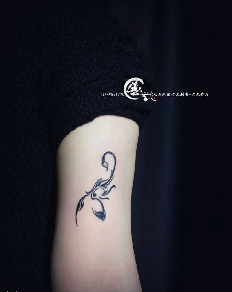 小蝎子纹身图片_手部图腾纹身图案