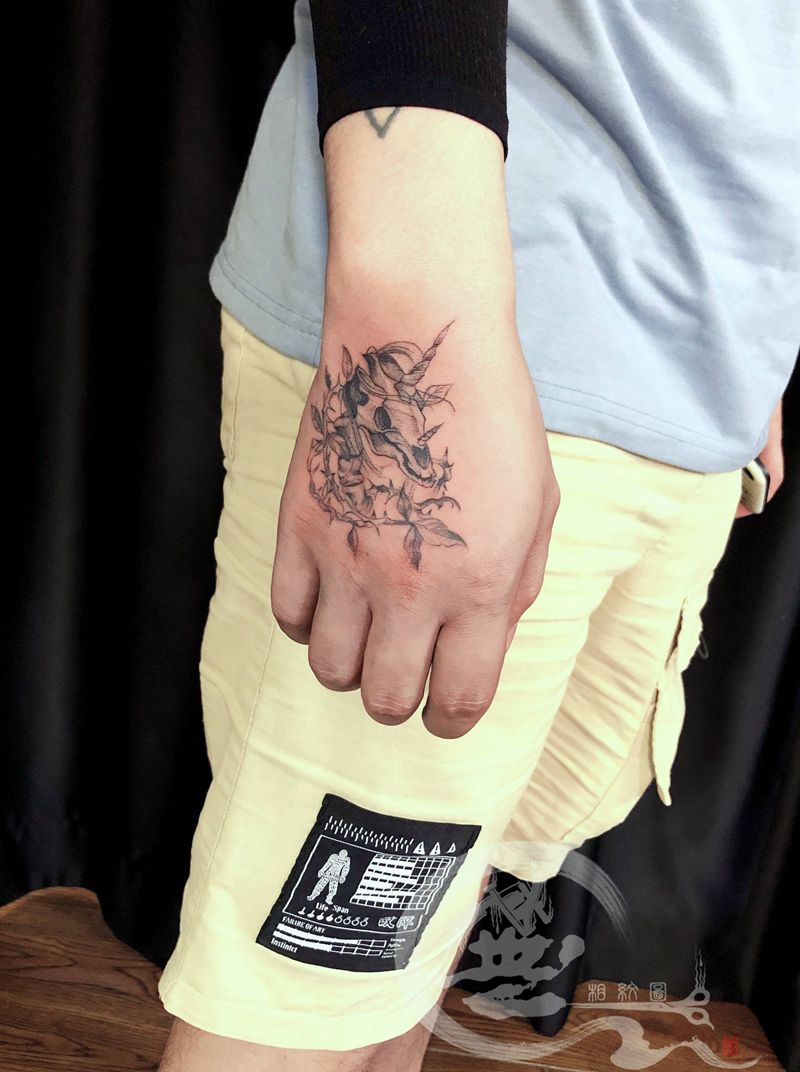 独角兽纹身图片_手部纹身图案