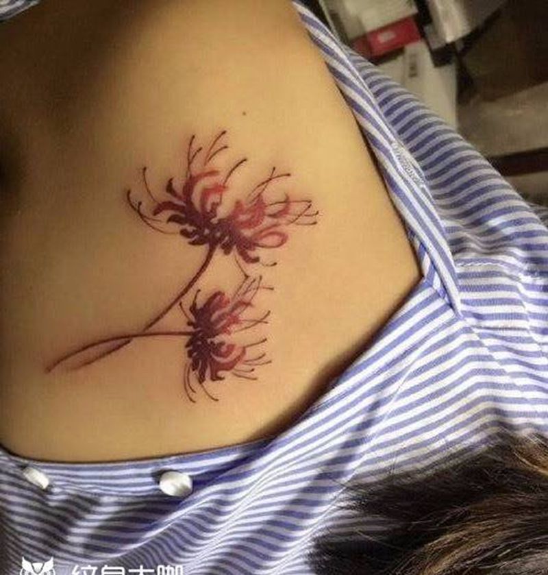 彼岸花纹身图片_背部彩色纹身图案