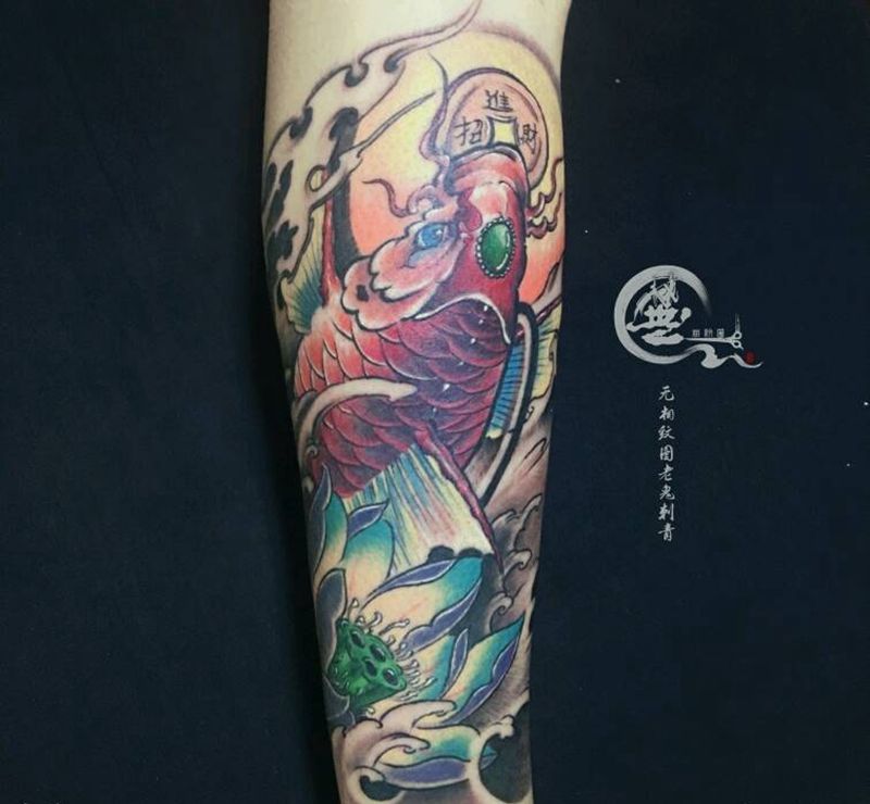 锦鲤纹身图片_腿部新传统纹身图案