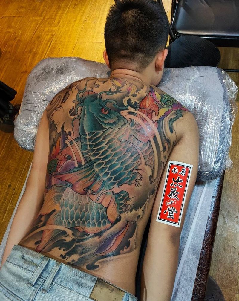 满背鱼 鲤鱼 锦鲤纹身图片_背部新传统纹身图案