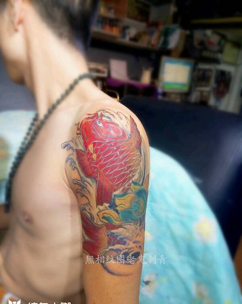 荷花鲤鱼纹身图片_手臂传统成品纹身图案