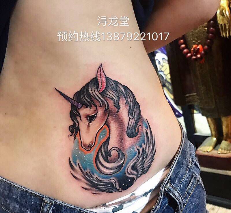 马纹身图片_臀部彩色纹身图案