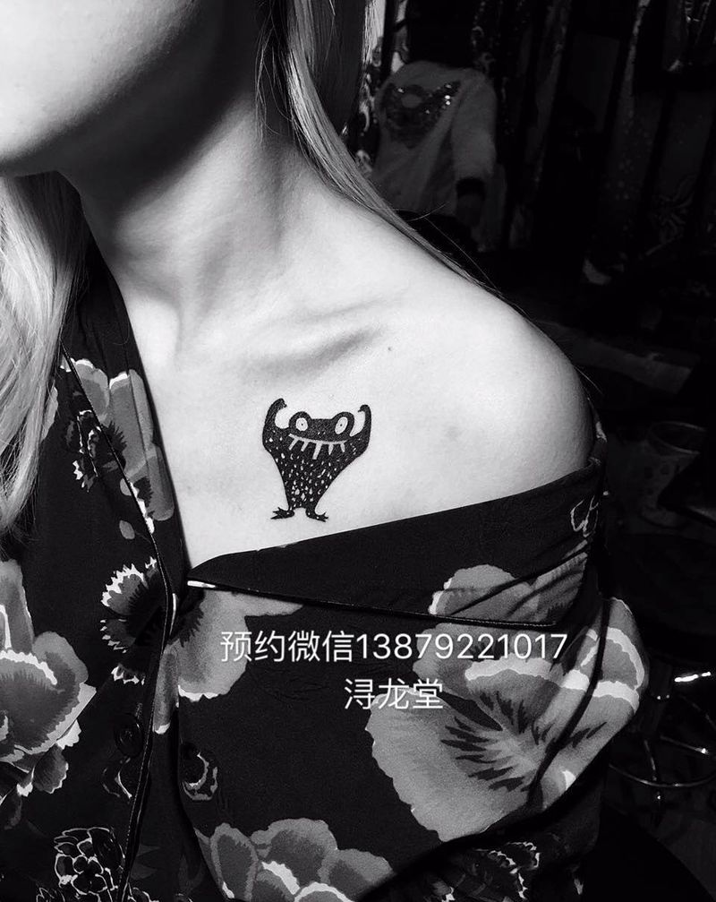 小青蛙纹身图片_动物原创图腾胸部纹身图案