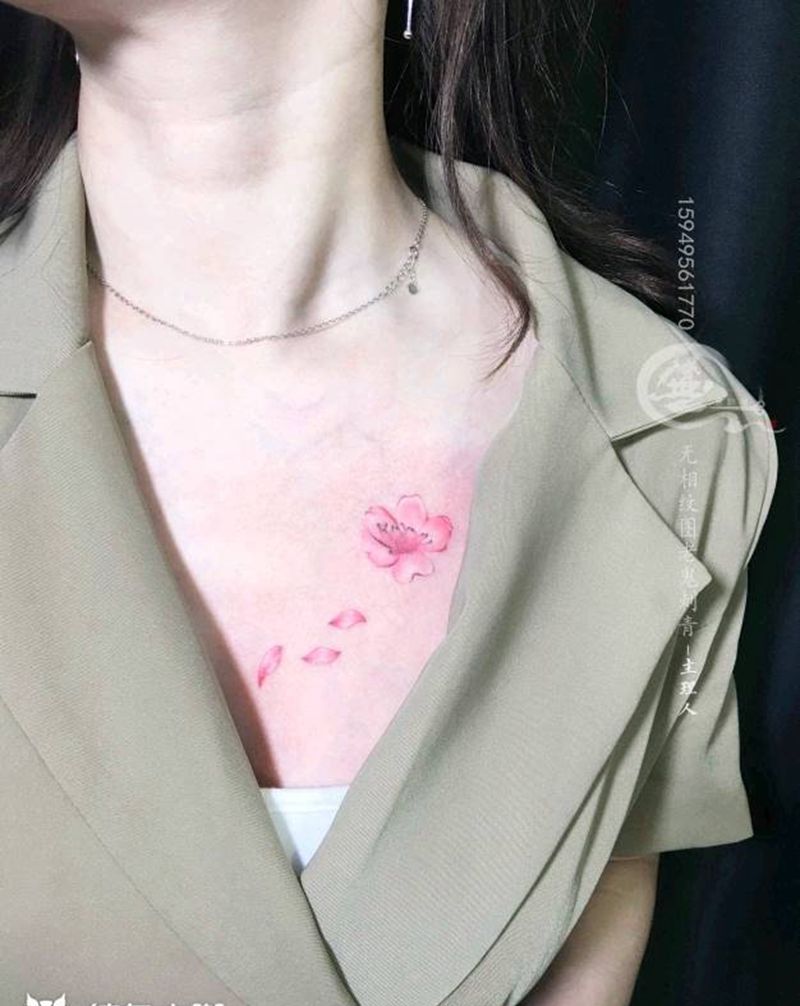 樱花纹身图片_胸部水彩纹身图案