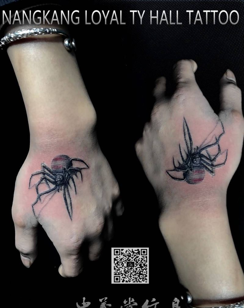 蜘蛛纹身图片_手部写实几何原创成品纹身图案