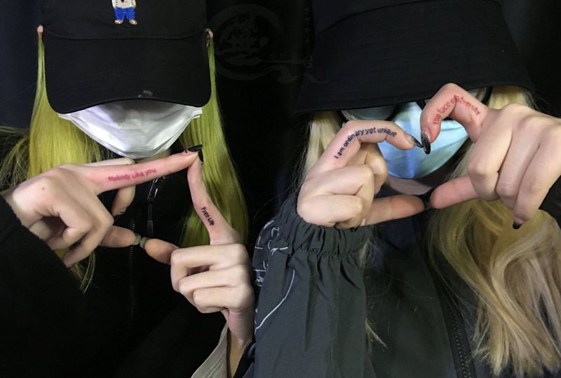 手指纹身纹身图片_手部字母英文纹身图案