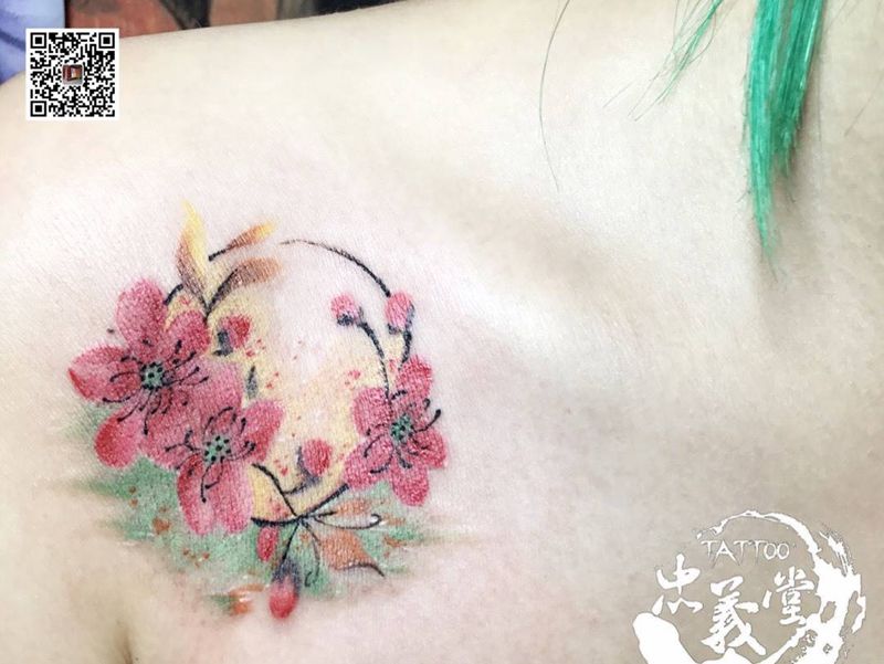 锁骨小花纹身图片_胸部肩部水彩纹身图案