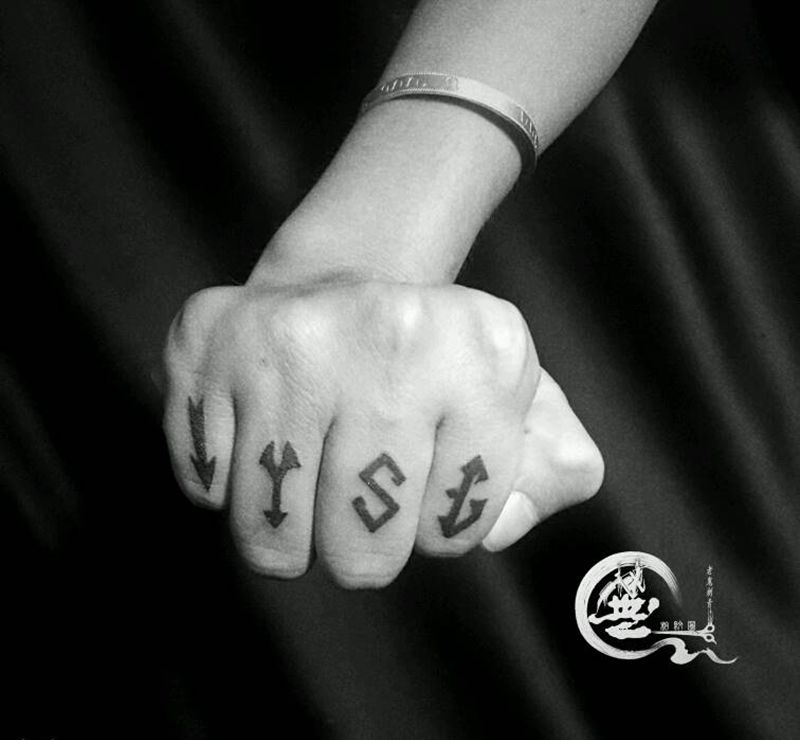 手指纹身纹身图片_手部花体字纹身图案