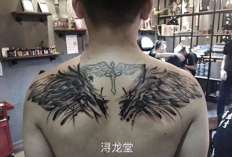 翅膀纹身图片_背部成品纹身图案