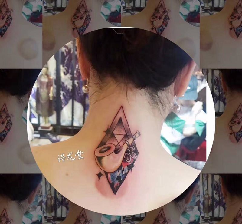几何烟斗纹身图片_颈部背部成品几何彩色静物纹身图案