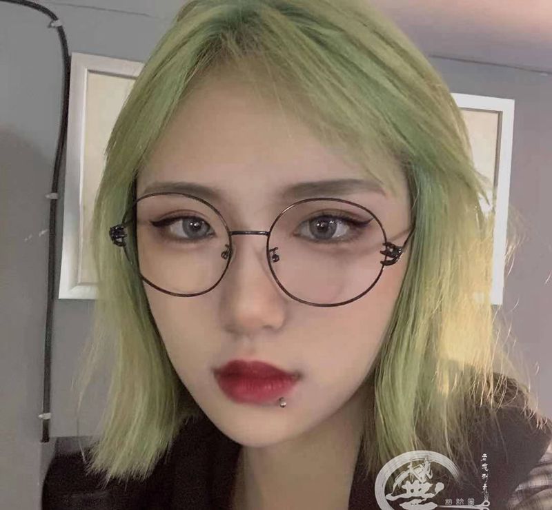 唇钉一枚纹身图片_穿孔纹身图案