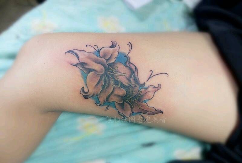 百合纹身图片_腿部花卉成品纹身图案