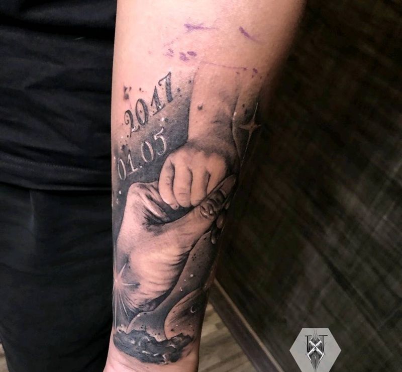 【父爱如山】纹身图片_手臂欧美写实纹身图案