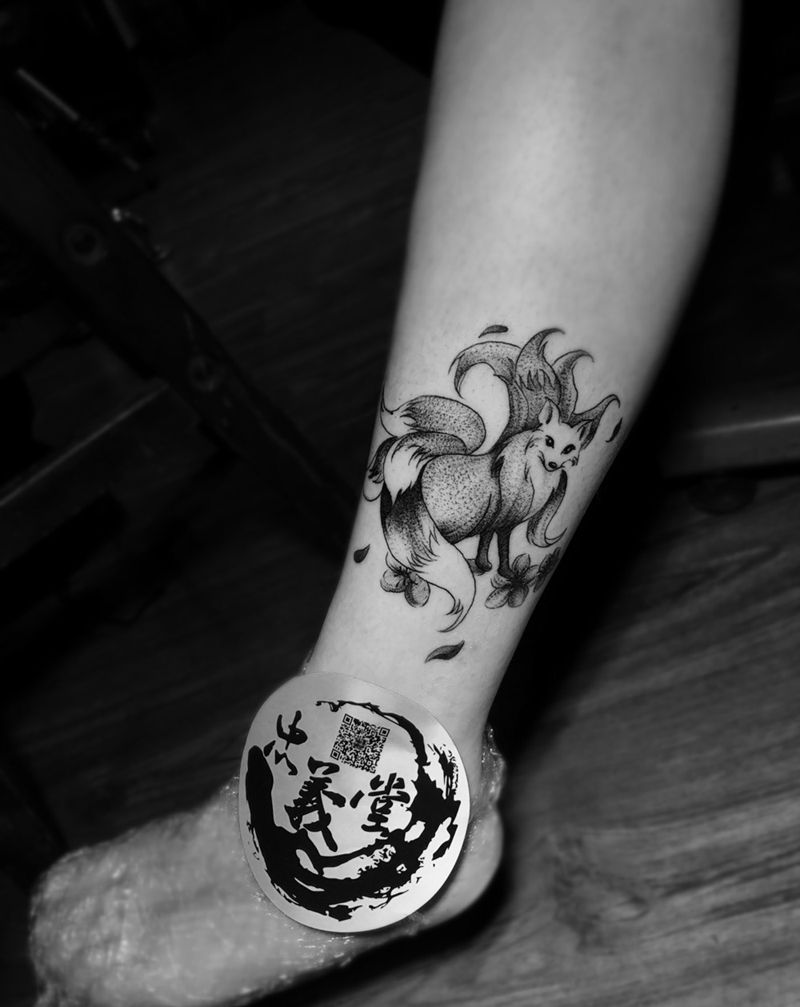 九尾狐狸纹身图片_脚部腿部新传统几何纹身图案