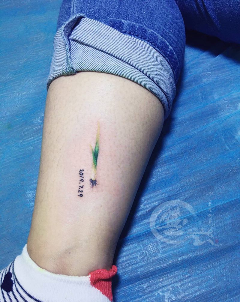 一颗葱纹身图片_脚部纹身图案