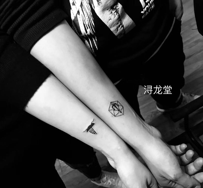 情侣图纹身图片_手臂纹身图案