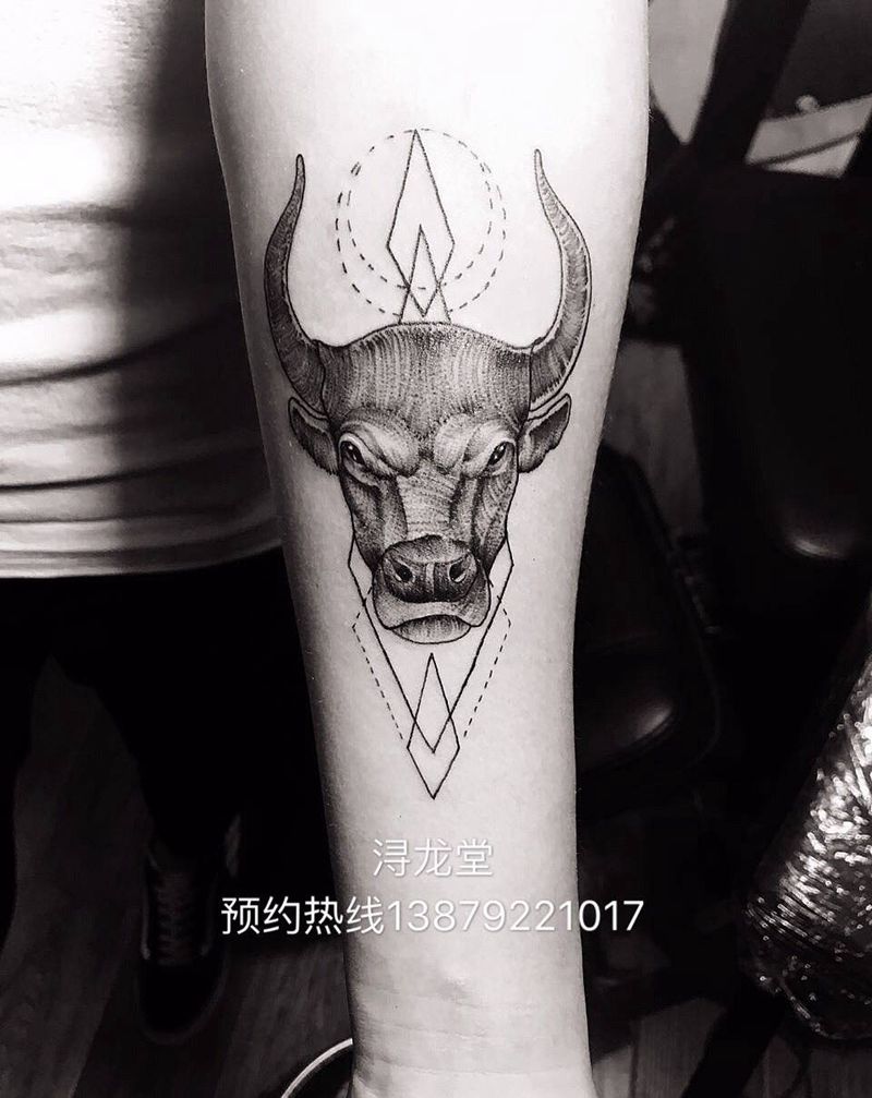 星座牛纹身图片_手臂纹身图案