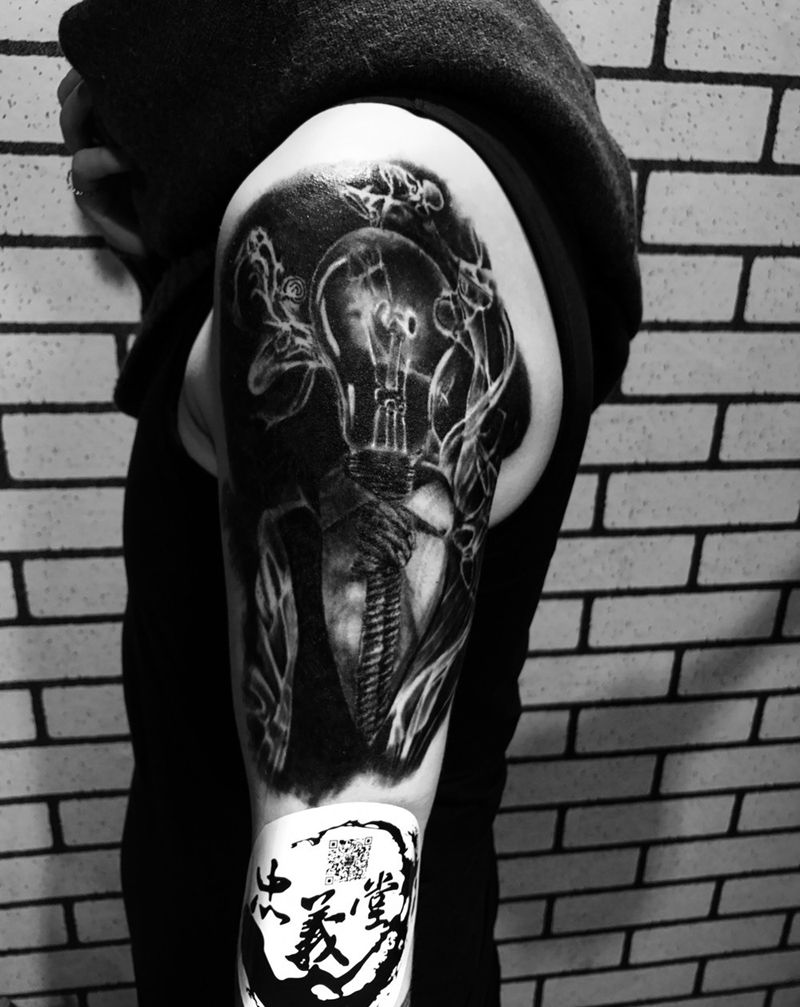 灯泡先生纹身图片_手臂欧美写实纹身图案