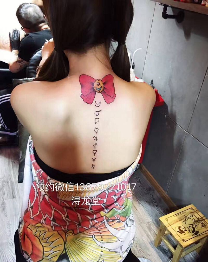蝴蝶结纹身图片_肩部背部成品彩色原创字符清新纹身图案