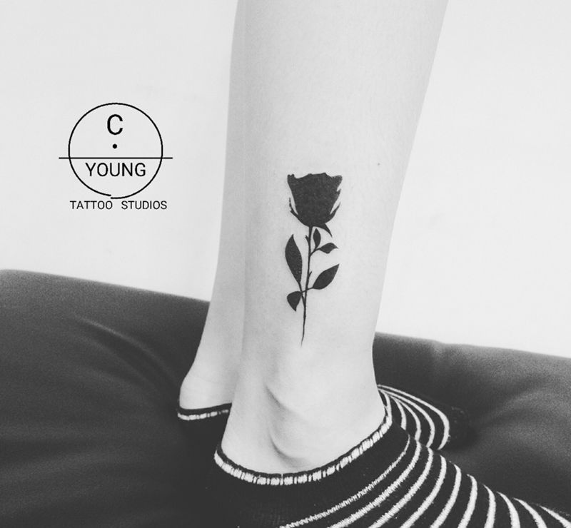 黑玫瑰纹身图片_植物图腾静物清新手部手臂腿部脚部成品纹身图案