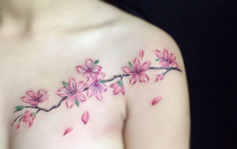 锁骨清新纹身图片_成品肩部颈部清新植物纹身图案